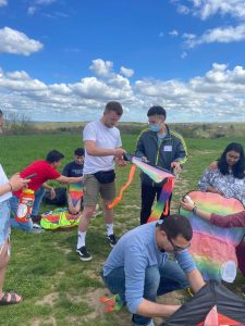 ISSS Grad Buddies Putting Together Kites